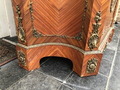 Louis 16 style Cabinet with marquetry and porcelain plates, Italie 1960