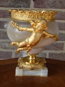 Louis 16 style Centerpiece with cherub in gilded bronze and agate/onyx, France 1870