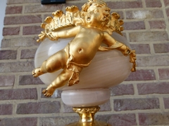 Louis 16 style Centerpiece with cherub in gilded bronze and agate/onyx, France 1870