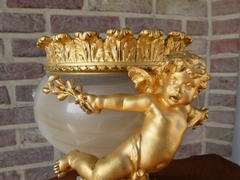 Louis 16 style Centerpiece with cherub in gilded bronze and agate/onyx, France 1870