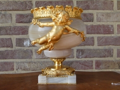 Louis 16 style Centerpiece with cherub in gilded bronze and agate/onyx, France 1870