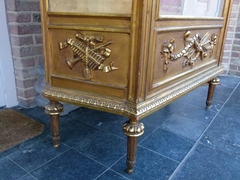 Louis 16 style Display cabinet/ vitrine in gilded wood, Italy 1890