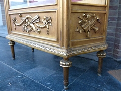 Louis 16 style Display cabinet/ vitrine in gilded wood, Italy 1890