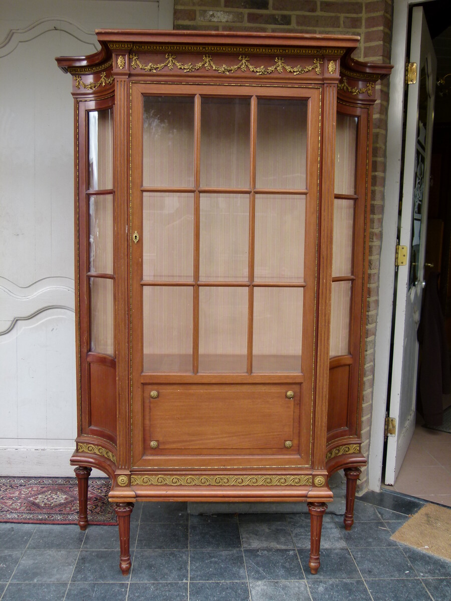 Louis 16 Display cabinet with curved glass and gilded bronzes