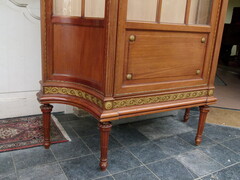 Louis 16 style Display cabinet with curved glass and gilded bronzes, France 1900