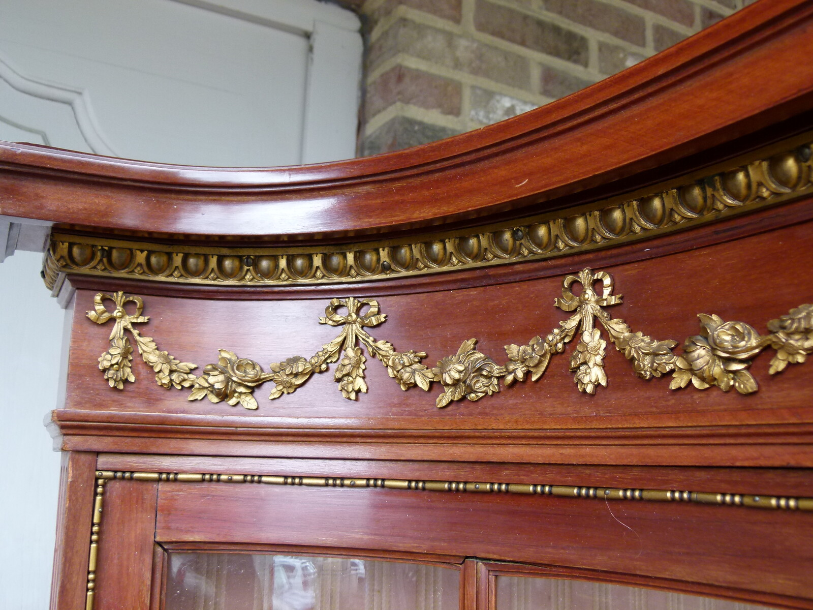 Louis 16 Display cabinet with curved glass and gilded bronzes