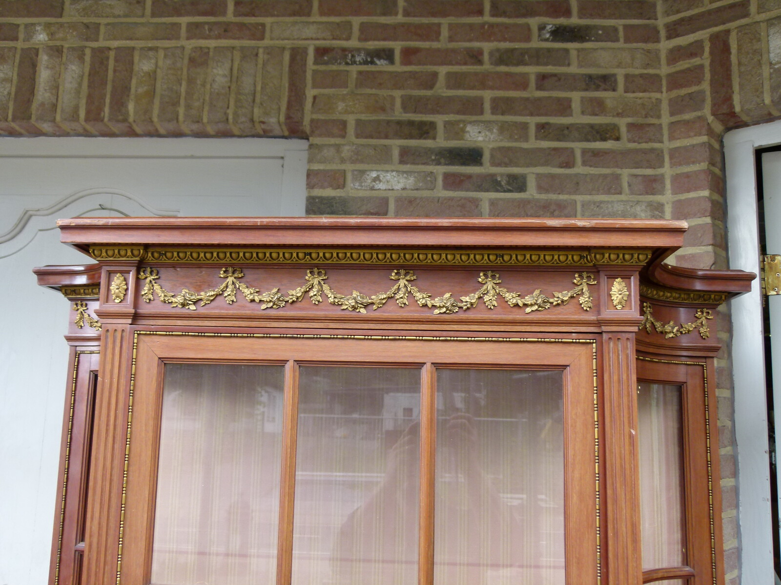 Louis 16 Display cabinet with curved glass and gilded bronzes