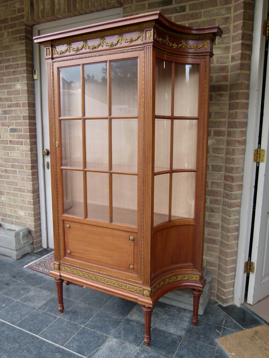 Louis 16 Display cabinet with curved glass and gilded bronzes