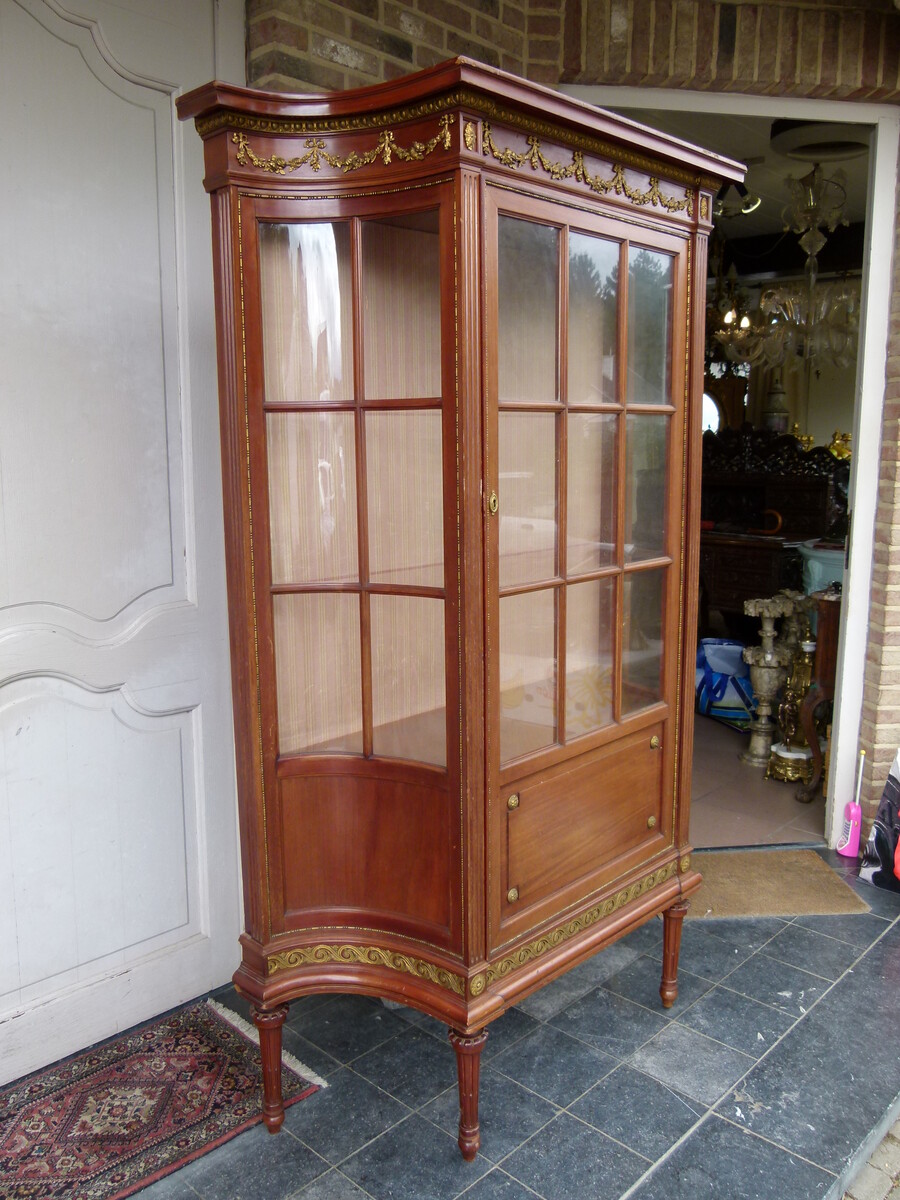 Louis 16 Display cabinet with curved glass and gilded bronzes