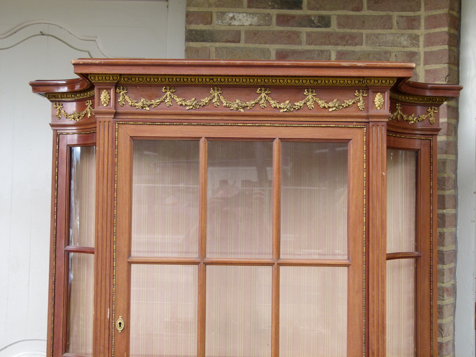 Louis 16 Display cabinet with curved glass and gilded bronzes