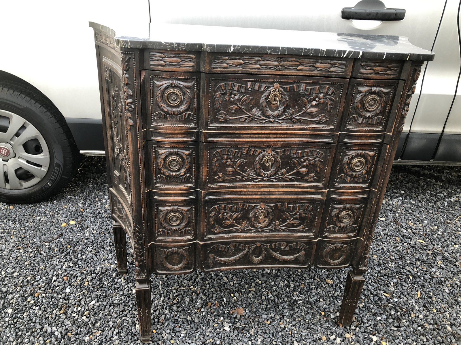 Louis 16 Nice carved chest of drawers
