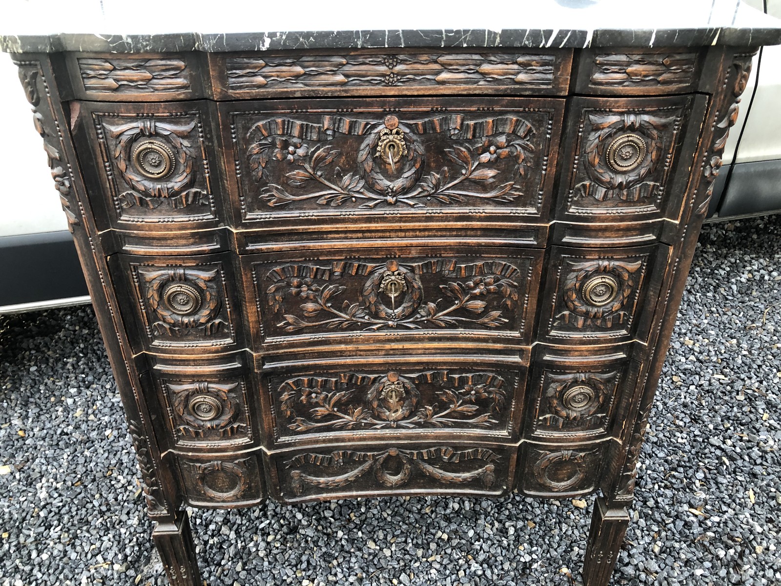 Louis 16 Nice carved chest of drawers