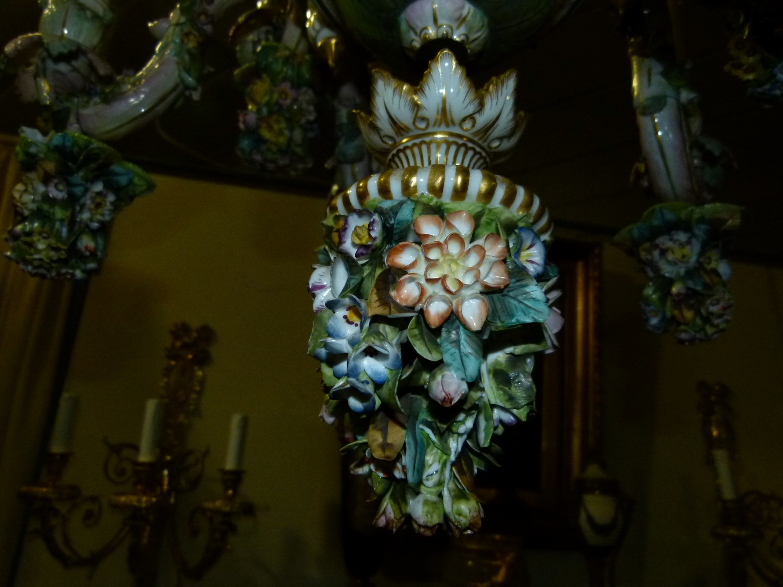 Meissen porcelain lamp with putti,s and flowers