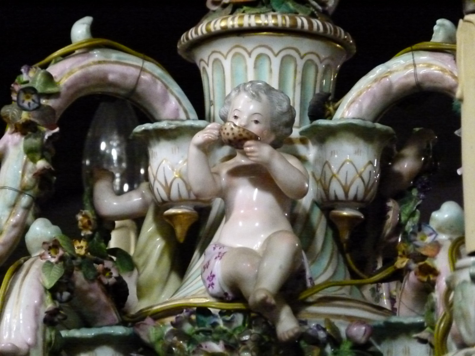 Meissen porcelain lamp with putti,s and flowers