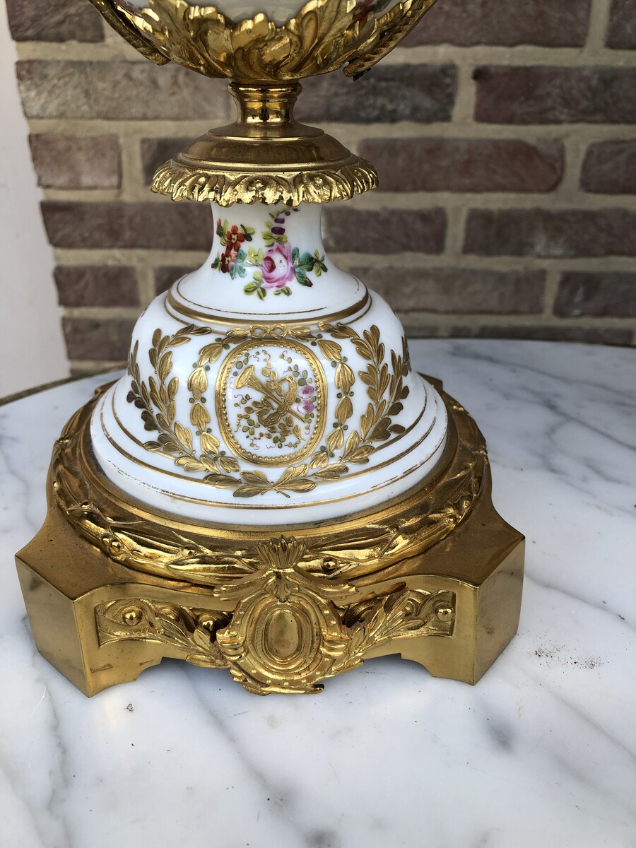 Napoleon 3 Pair vases with gilt ormolu and romantic scenes