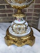 Napoleon 3 style Pair vases with gilt ormolu and romantic scenes in Sévres porcelain and gilded bronzes, France 1860