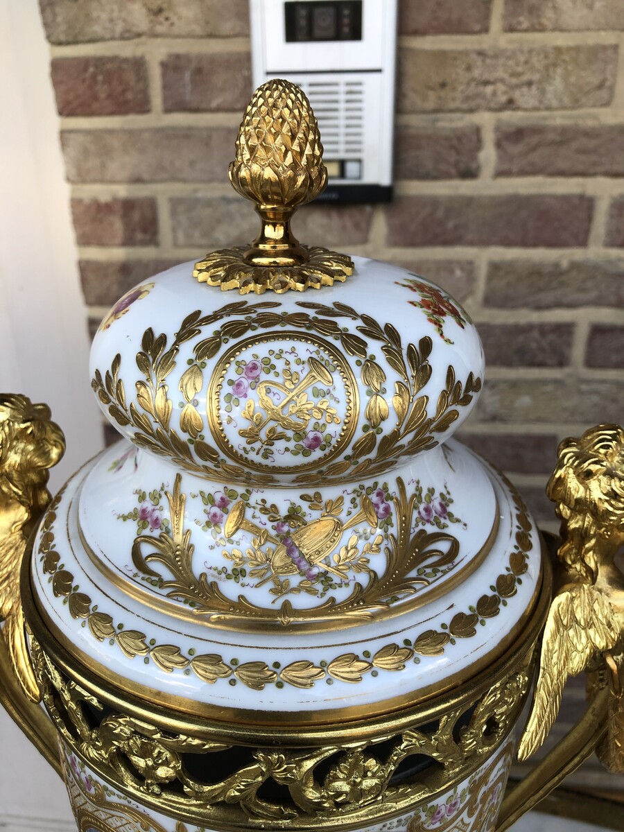 Napoleon 3 Pair vases with gilt ormolu and romantic scenes