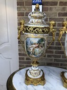 Napoleon 3 style Pair vases with gilt ormolu and romantic scenes in Sévres porcelain and gilded bronzes, France 1860