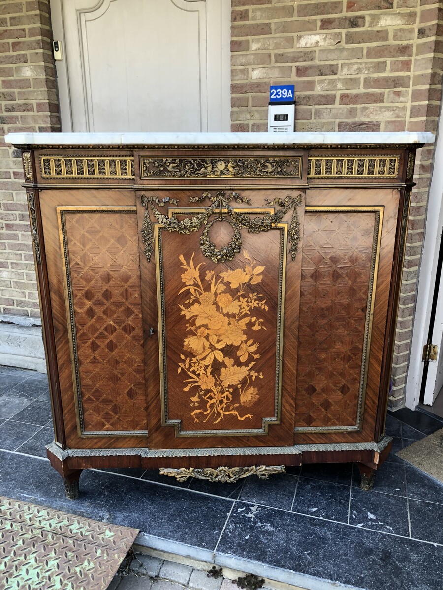 Napoleon 3 Very high quality side board with marqetry and gilt bronze