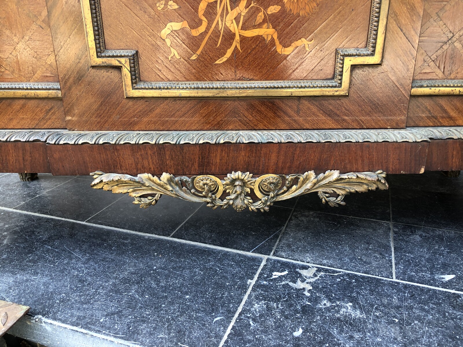 Napoleon 3 Very high quality side board with marqetry and gilt bronze