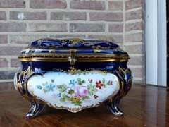 Napoleon III style Box/ bonbonniére signed Chateau des Tuileries in porcelain, France,Sévres 1880