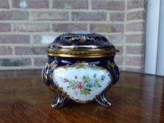 Napoleon III style Box/ bonbonniére signed Chateau des Tuileries in porcelain, France,Sévres 1880