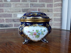 Napoleon III style Box/ bonbonniére signed Chateau des Tuileries in porcelain, France,Sévres 1880