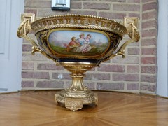 Napoleon III style Centerpiece coupe with romantic scene  in Sévres porcelain and gilded bronze, France 1880