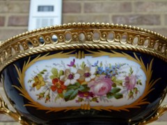 Napoleon III style Centerpiece coupe with romantic scene  in Sévres porcelain and gilded bronze, France 1880