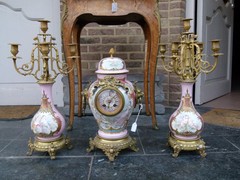 Napoleon III style Clockset with romantic scenes in Sévres porcelain and gilded bronze, France 1880