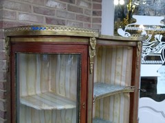 Napoleon III style Display cabinet with curved glass and marble top in mahogany and gilded bronze, France 1880