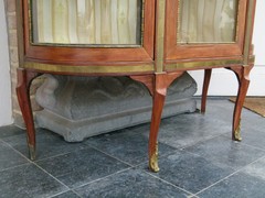 Napoleon III style Display cabinet with curved glass and marble top in mahogany and gilded bronze, France 1880