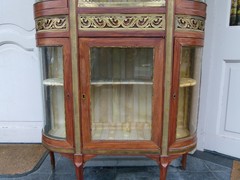 Napoleon III style Display cabinet with curved glass and marble top in mahogany and gilded bronze, France 1880