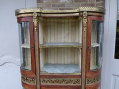 Napoleon III style Display cabinet with curved glass and marble top in mahogany and gilded bronze, France 1880