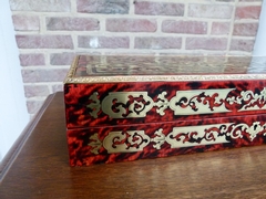 Napoleon III style Hand glove box with tortoiseshell inlay in marquetery of cupper and tortoiseshell and gilded bronze, France 1870