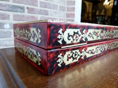 Napoleon III style Hand glove box with tortoiseshell inlay in marquetery of cupper and tortoiseshell and gilded bronze, France 1870