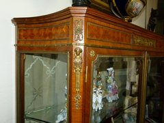 Napoleon III, Linke styl style Display cabinet with curved glass in different woods,satinwood,rosewood and gilded bronze, France 1880