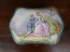 Napoleon III style Porcelain box bonboniere with romantic scene in porcelain, France,Sévres and stamped chateau Tuileries 1880