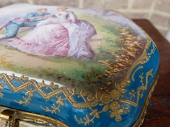 Napoleon III style Porcelain box bonboniere with romantic scene in porcelain, France,Sévres and stamped chateau Tuileries 1880