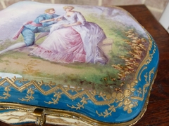 Napoleon III style Porcelain box bonboniere with romantic scene in porcelain, France,Sévres and stamped chateau Tuileries 1880