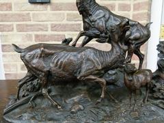 Napoleon III style Sculpture of a deer, doe and fawn by Delabrière in patinated bronze, France 1870