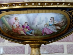 Napoleon III style Sévres centerpiece coupe with romantic scene in Sévres porcelain and gilded bronze, France 1870