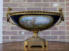 Napoleon III style Sévres centerpiece coupe with romantic scene in Sévres porcelain and gilded bronze, France 1870