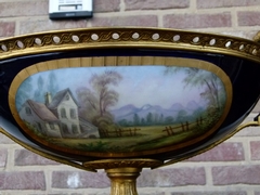 Napoleon III style Sévres centerpiece coupe with romantic scene in Sévres porcelain and gilded bronze, France 1870