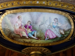 Napoleon III style Sévres centerpiece coupe with romantic scene in Sévres porcelain and gilded bronze, France 1870