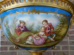 Napoleon III style Sévres porcelain centerpiece coupe with a romantic scene in gilded bronze and porcelain, France 1870