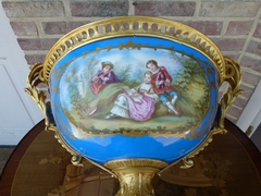 Napoleon III style Sévres porcelain centerpiece coupe with a romantic scene in gilded bronze and porcelain, France 1870