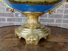 Napoleon III style Sévres porcelain centerpiece coupe with a romantic scene in gilded bronze and porcelain, France 1870