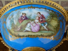 Napoleon III style Sévres porcelain centerpiece coupe with a romantic scene in gilded bronze and porcelain, France 1870