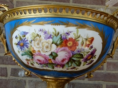 Napoleon III style Sévres porcelain centerpiece coupe with a romantic scene in gilded bronze and porcelain, France 1870